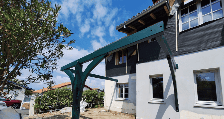 Charpente métallique : auvent acier sur-mesure fixé en façade de maison sur la cote basque