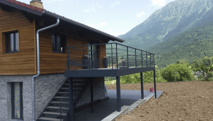 Charpente métallique : terrasse sur pilotis et garde-corps acier sur maison en bois à hossegor