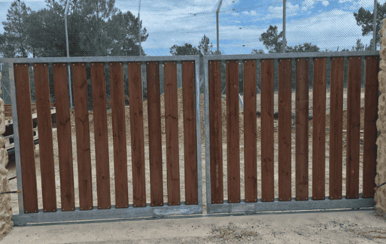 portail métallique réalisé par une entreprise de métallerie sur la cote basque