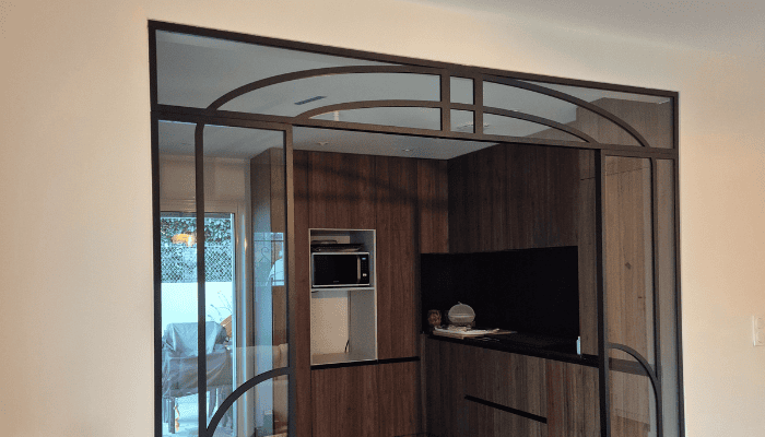 menuiserie métallique réalisée dans une cuisine par une entreprise de métallerie à hossegor