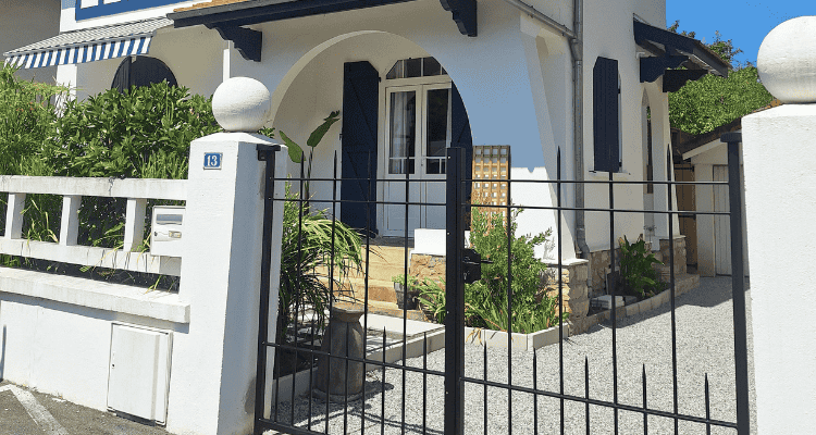 potail en fer sur la cote basque