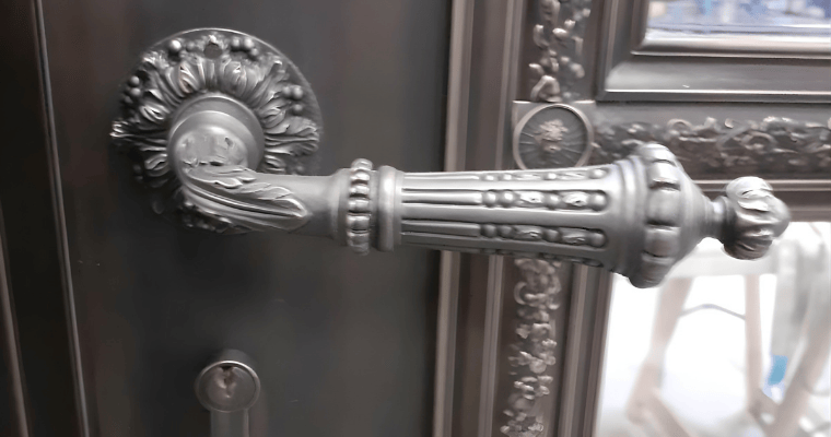 poignée de porte en laiton sur la cote basque