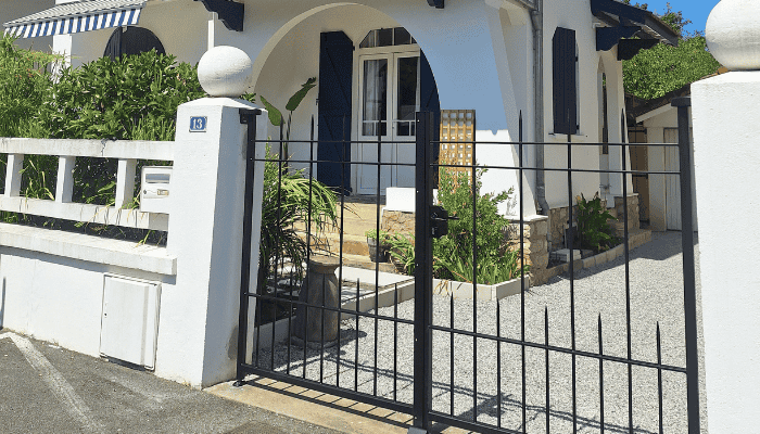 portail en métal construit par une métallerie à hossegor