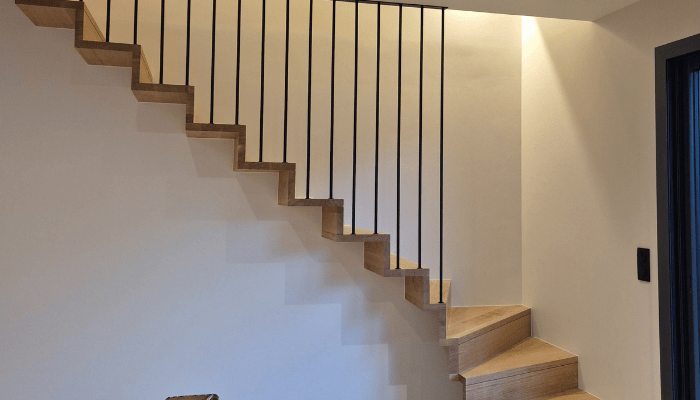 escaliers avec structures en métal sur la côte basque