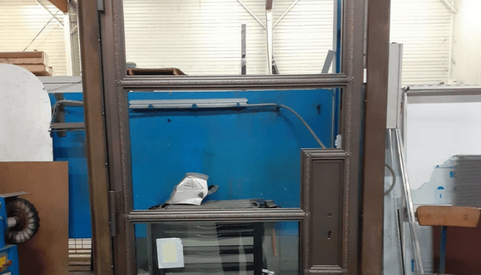 Serrurerie : porte métallique en atelier à capbreton avant pose, châssis et serrure