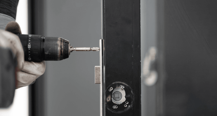 Serrurerie : pose d’une serrure sur porte métallique avec visseuse