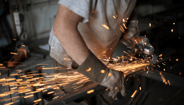 Serrurerie : meulage et ajustage de pièces métalliques en atelier à hossegor
