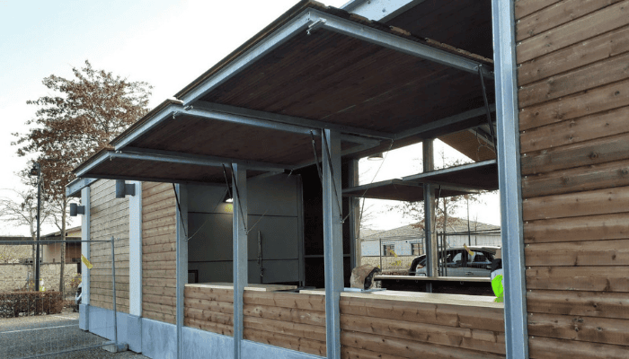 Serrurerie : structure métallique extérieure sur-mesure avec habillage bois sur la cote basque