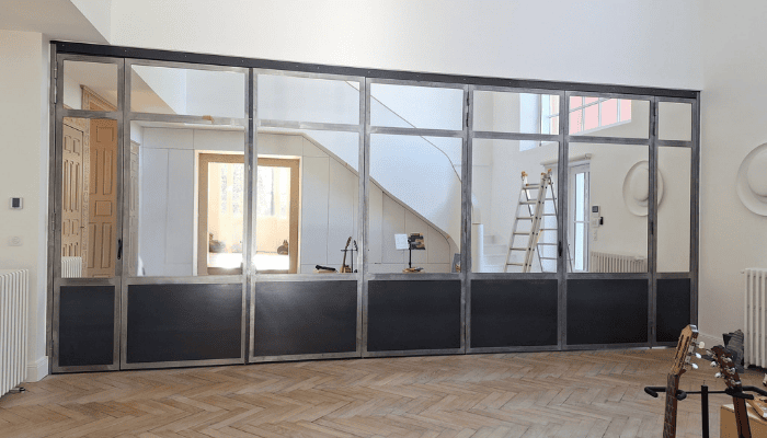 Serrurerie : verrière atelier et cloison vitrée en acier dans une maison à hossegor